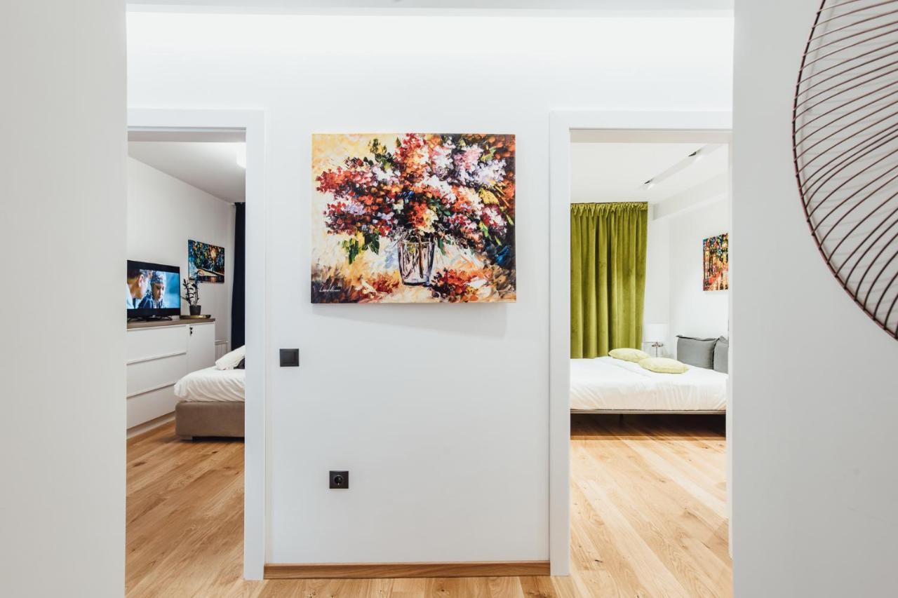 Apartament 5 Stars Luxury For Business Travelers-avram Iancu Square-2 King Bedrooms 1 Living-free Private Parking Cluj-Napoca