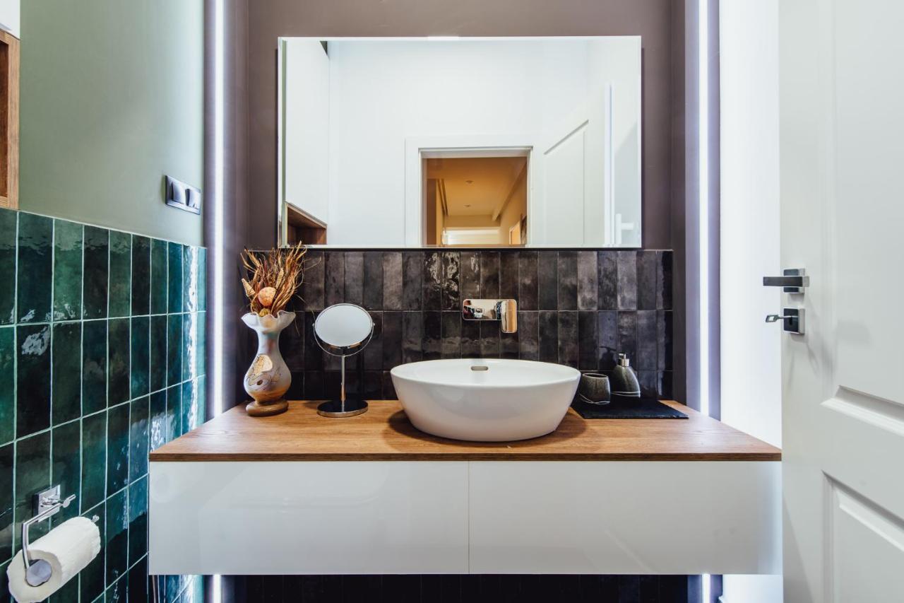 5 Stars Luxury For Business Travelers-avram Iancu Square-2 King Bedrooms 1 Living-free Private Parking Apartament *