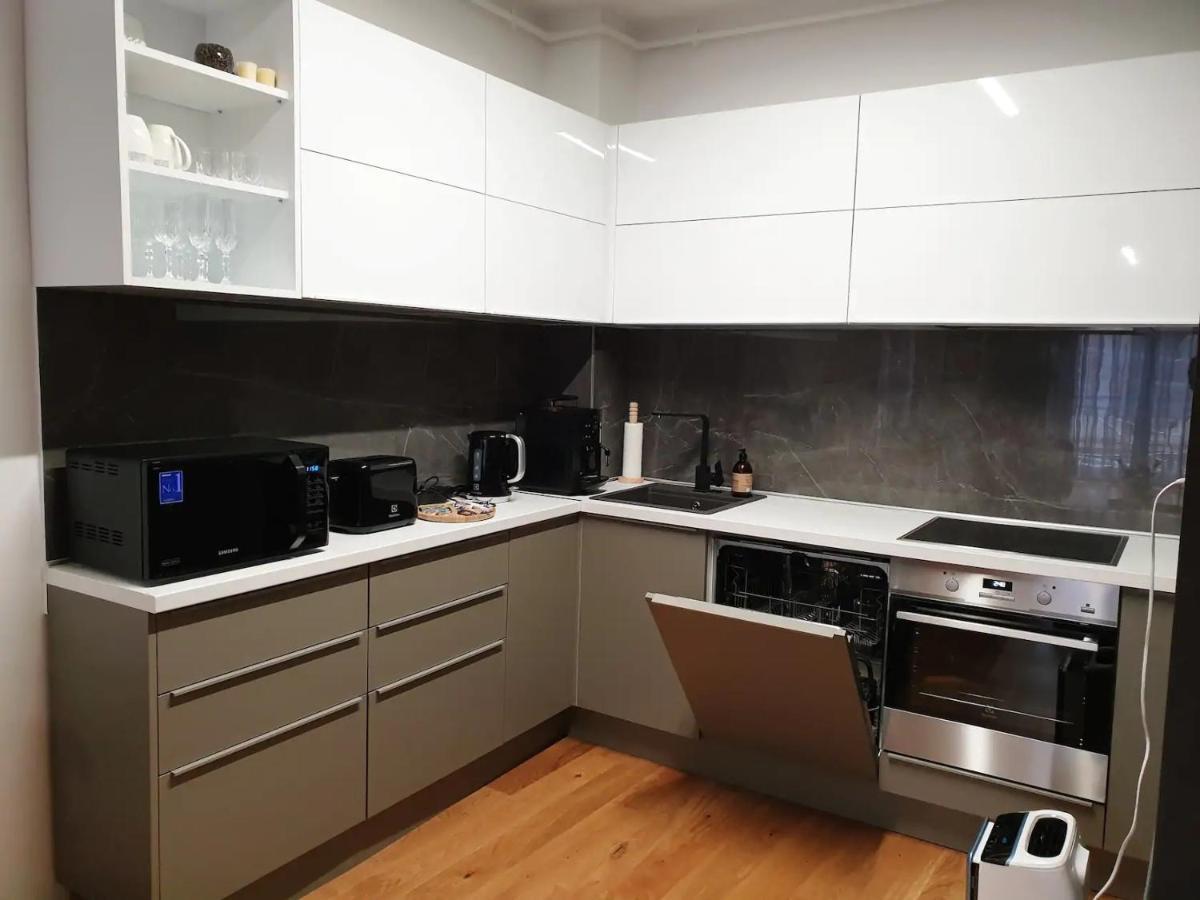 5 Stars Luxury For Business Travelers-avram Iancu Square-2 King Bedrooms 1 Living-free Private Parking * Cluj-Napoca