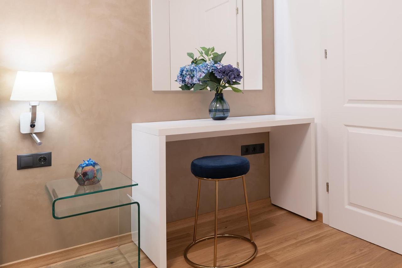 5 Stars Luxury For Business Travelers-avram Iancu Square-2 King Bedrooms 1 Living-free Private Parking *