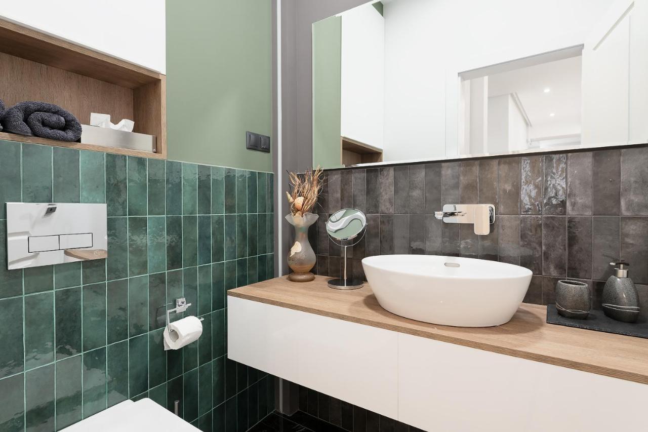 5 Stars Luxury For Business Travelers-avram Iancu Square-2 King Bedrooms 1 Living-free Private Parking *