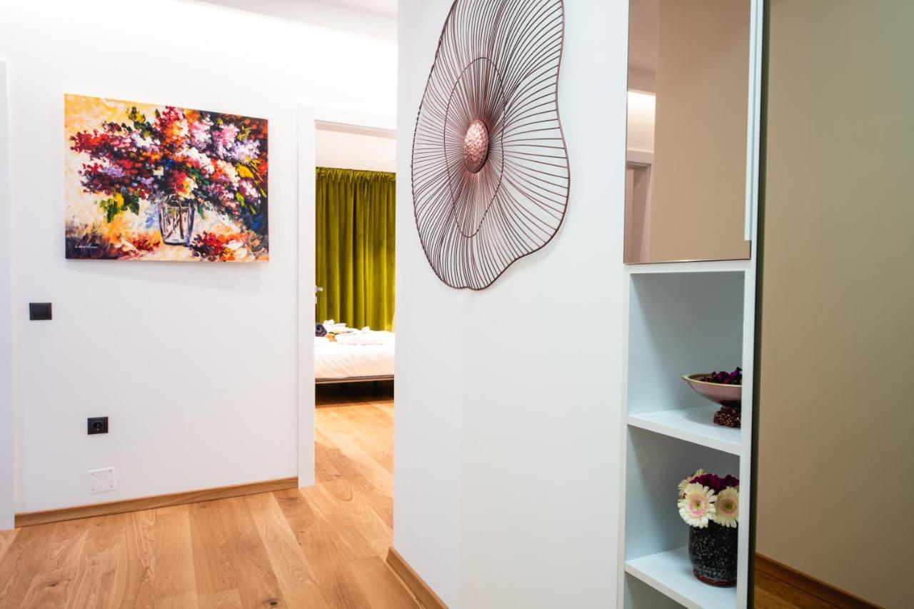 Apartament 5 Stars Luxury For Business Travelers-avram Iancu Square-2 King Bedrooms 1 Living-free Private Parking Cluj-Napoca