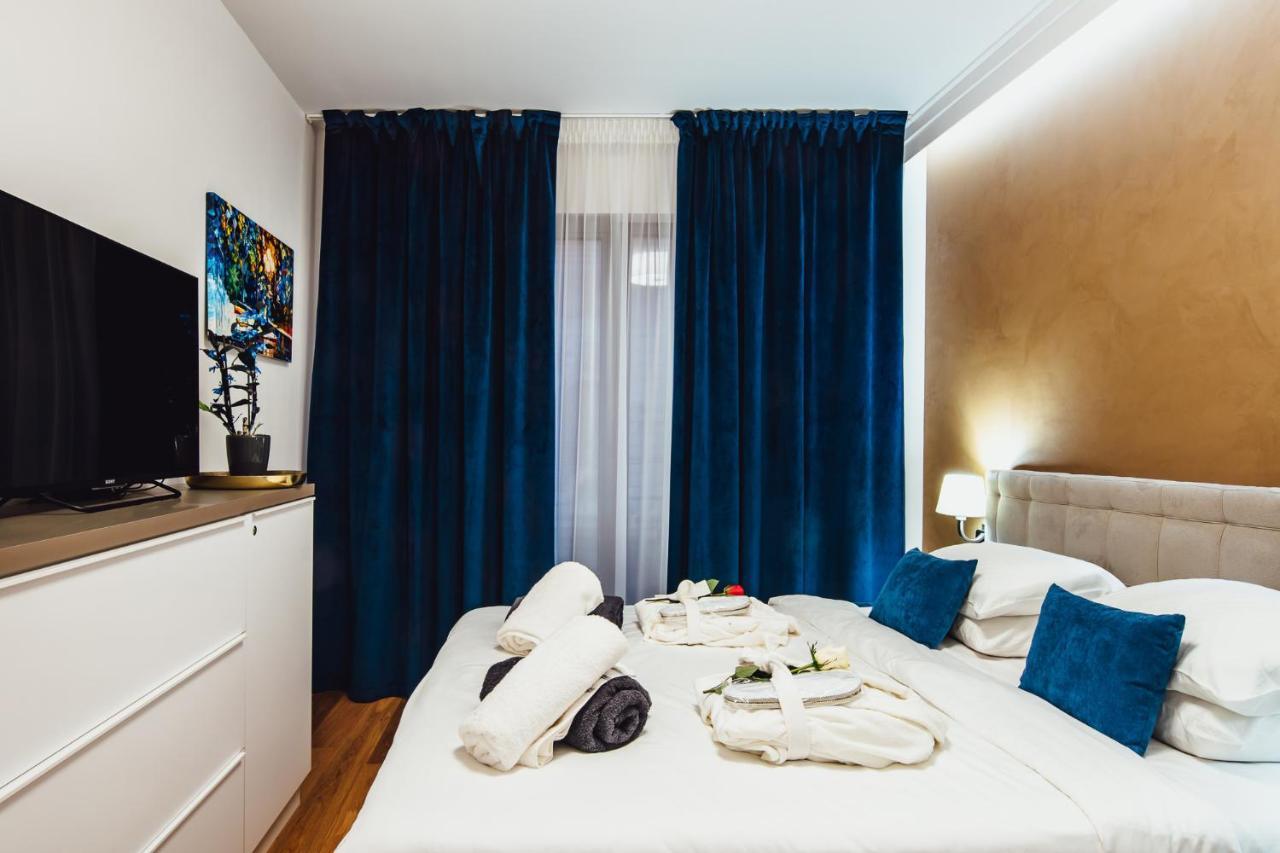 Apartament 5 Stars Luxury For Business Travelers-avram Iancu Square-2 King Bedrooms 1 Living-free Private Parking *