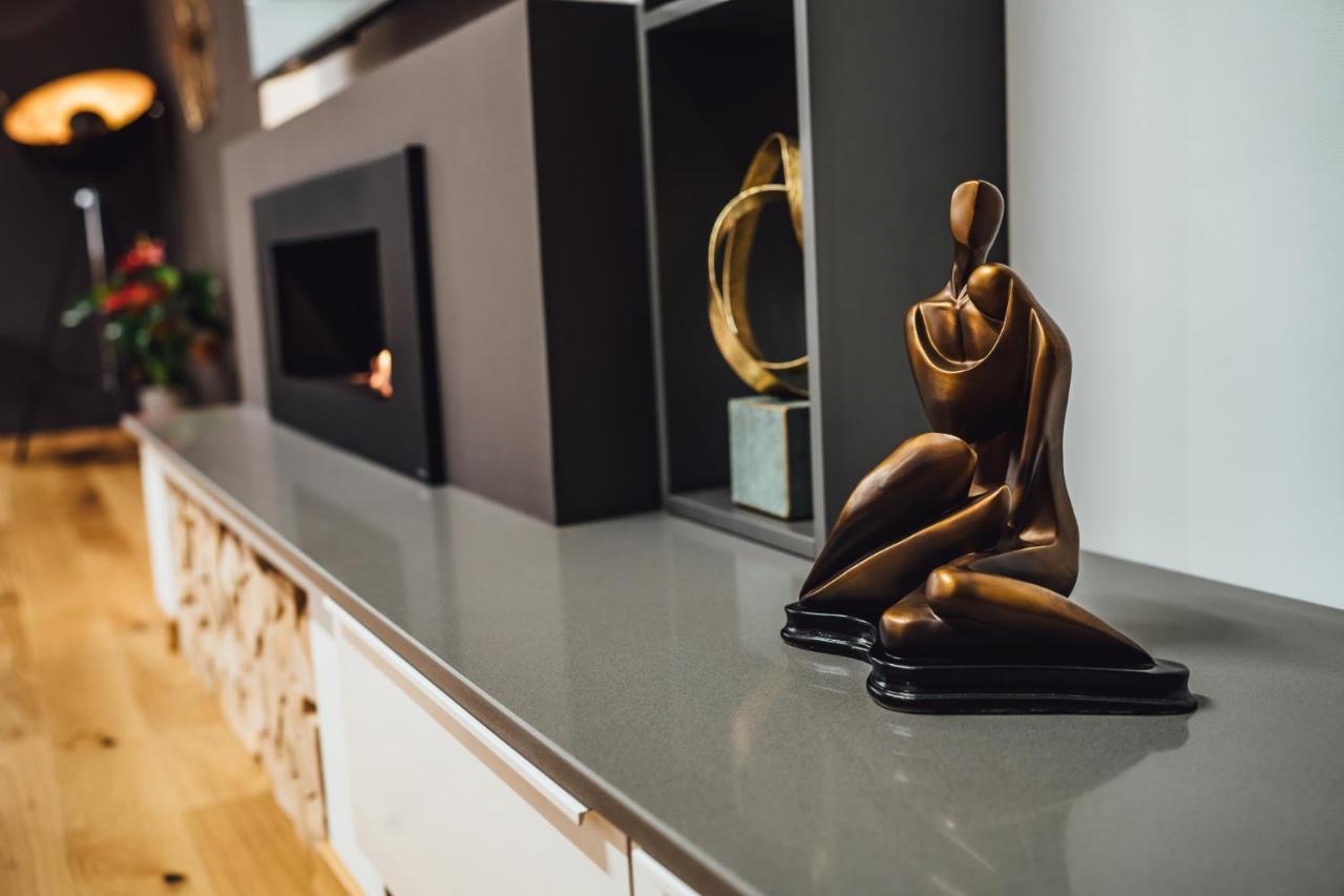 Apartament 5 Stars Luxury For Business Travelers-avram Iancu Square-2 King Bedrooms 1 Living-free Private Parking Cluj-Napoca