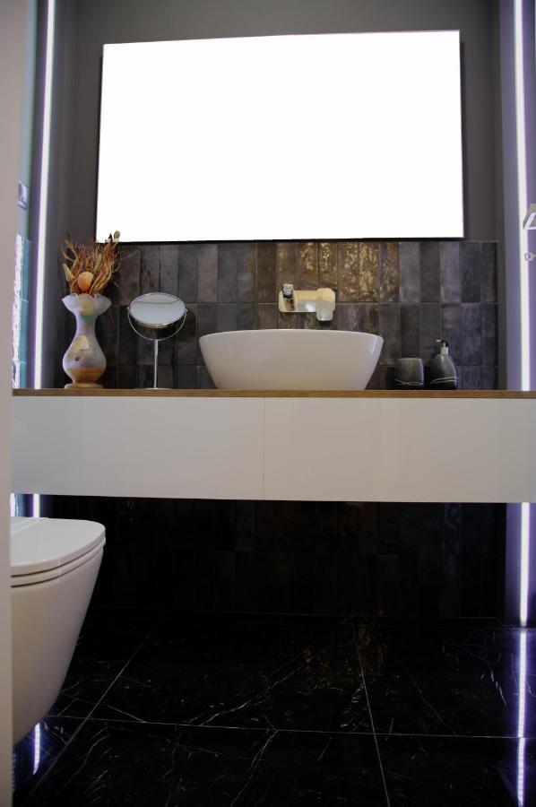 5 Stars Luxury For Business Travelers-avram Iancu Square-2 King Bedrooms 1 Living-free Private Parking Apartament *