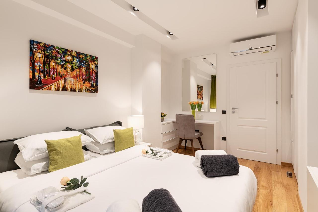 Apartament 5 Stars Luxury For Business Travelers-avram Iancu Square-2 King Bedrooms 1 Living-free Private Parking *