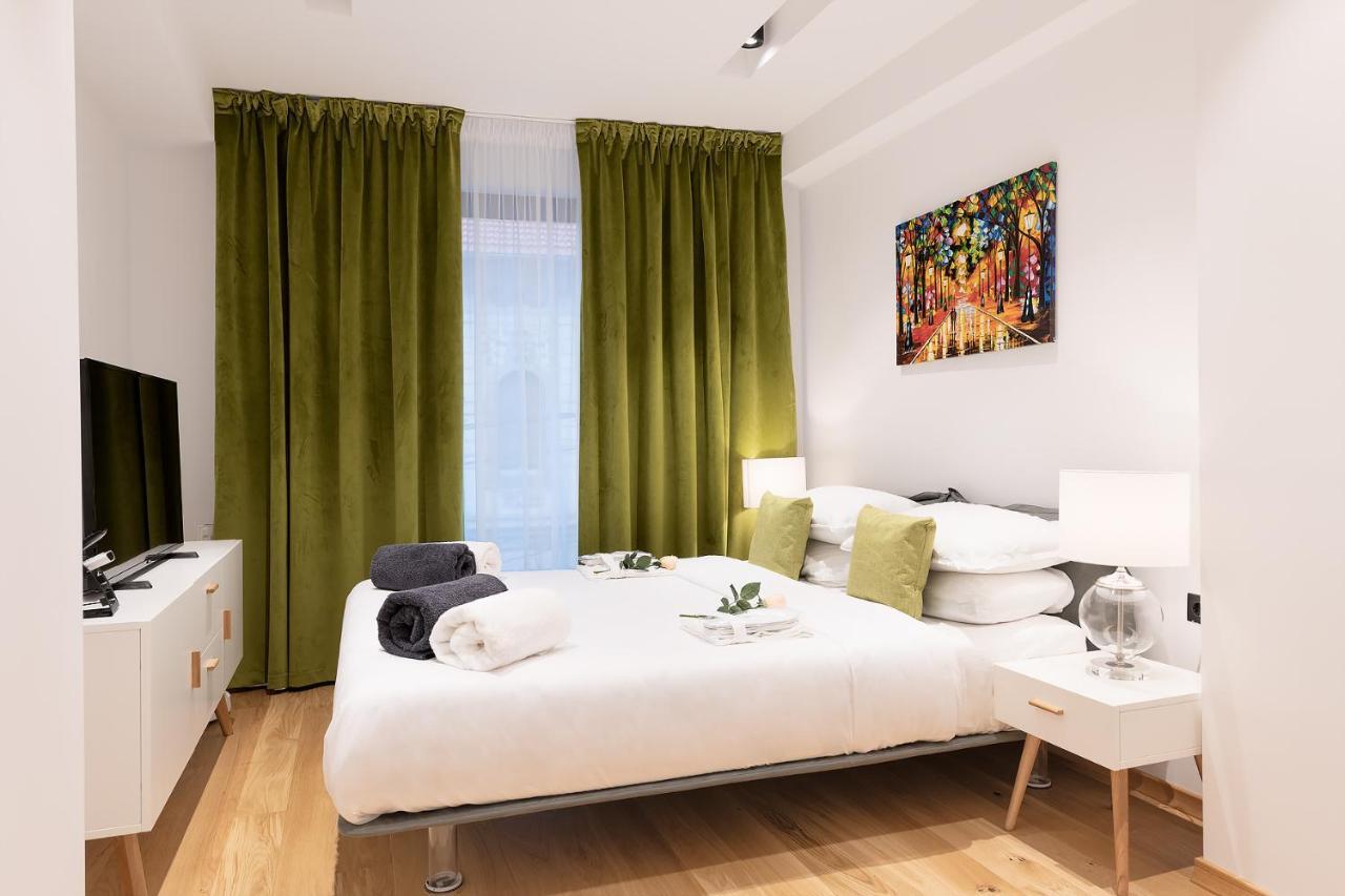 5 Stars Luxury For Business Travelers-avram Iancu Square-2 King Bedrooms 1 Living-free Private Parking * Cluj-Napoca
