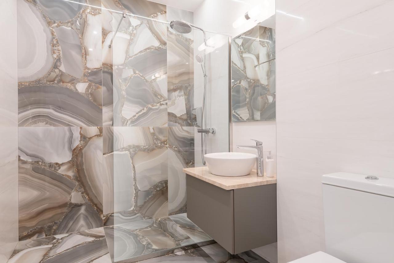 5 Stars Luxury For Business Travelers-avram Iancu Square-2 King Bedrooms 1 Living-free Private Parking Apartament *