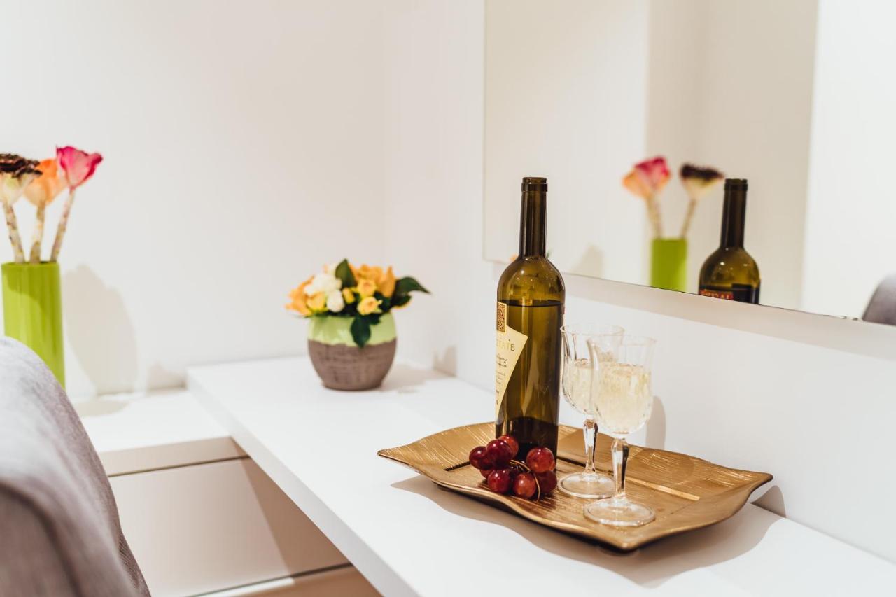5 Stars Luxury For Business Travelers-avram Iancu Square-2 King Bedrooms 1 Living-free Private Parking
